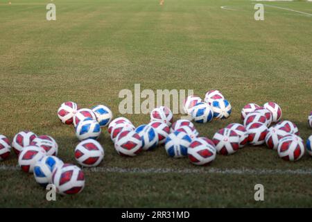 Exposition d'équipement d'entraînement sportif alors que l'équipe nationale de football du Bangladesh assiste à une séance d'entraînement au Basundhara Kings Arena à Dhaka, Bangladesh, 06 septembre Banque D'Images