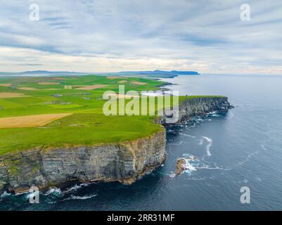 Vue aérienne du Kitchener Memorial sur Marwick Head, îles Orcades, Écosse. Il commémore ceux des morts sur le HMS Hampshire Disaste en 1916. Banque D'Images