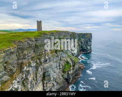 Vue aérienne du Kitchener Memorial sur Marwick Head, îles Orcades, Écosse. Il commémore ceux des morts sur le HMS Hampshire Disaste en 1916. Banque D'Images