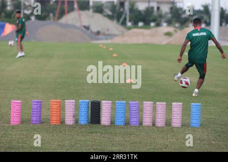 Exposition d'équipement d'entraînement sportif alors que l'équipe nationale de football du Bangladesh assiste à une séance d'entraînement au Basundhara Kings Arena à Dhaka, Bangladesh, 06 septembre Banque D'Images