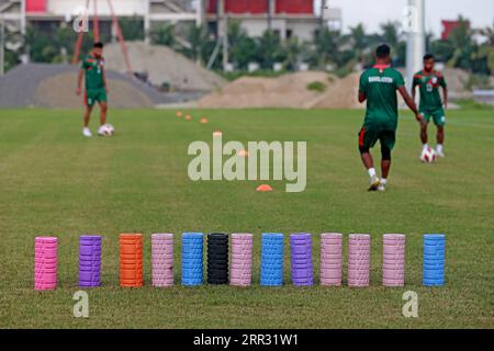 Exposition d'équipement d'entraînement sportif alors que l'équipe nationale de football du Bangladesh assiste à une séance d'entraînement au Basundhara Kings Arena à Dhaka, Bangladesh, 06 septembre Banque D'Images