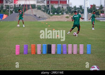 Exposition d'équipement d'entraînement sportif alors que l'équipe nationale de football du Bangladesh assiste à une séance d'entraînement au Basundhara Kings Arena à Dhaka, Bangladesh, 06 septembre Banque D'Images