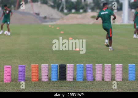 Exposition d'équipement d'entraînement sportif alors que l'équipe nationale de football du Bangladesh assiste à une séance d'entraînement au Basundhara Kings Arena à Dhaka, Bangladesh, 06 septembre Banque D'Images