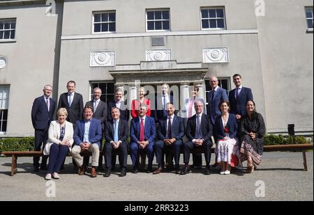 (Première rangée de gauche à droite) Ministre de la protection sociale Heather Humphreys, Ministre du logement Darragh O'Brien, Ministre des Finances Michael McGrath, Ministre des Transports Eamon Ryan, Taoiseach Leo Varadkar, Ministre de la Santé Stephen Donnelly, Ministre d'État au Ministère de la Santé Hildegarde Naughton, Ministre des médias Catherine Martin, (dernière rangée à gauche) Secrétaire général département du Taoiseach John Callinan, ministre de l'Agriculture Charlie McConalogue, ministre de l'enfance, de l'égalité, du handicap, de l'intégration et de la Jeunesse Roderic O'Gorman, ministre des dépenses publiques Paschal Donohoe, ministre de la Justice Helen Mc Banque D'Images