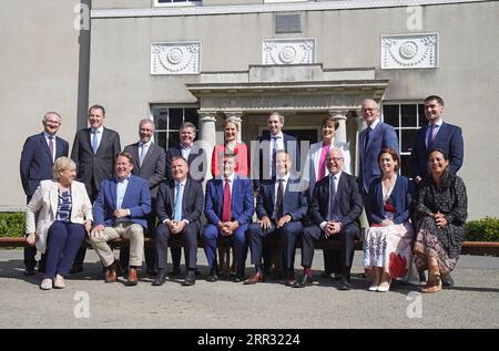 (Première rangée de gauche à droite) Ministre de la protection sociale Heather Humphreys, Ministre du logement Darragh O'Brien, Ministre des Finances Michael McGrath, Ministre des Transports Eamon Ryan, Taoiseach Leo Varadkar, Ministre de la Santé Stephen Donnelly, Ministre d'État au Ministère de la Santé Hildegarde Naughton, Ministre des médias Catherine Martin, (dernière rangée à gauche) Secrétaire général département du Taoiseach John Callinan, ministre de l'Agriculture Charlie McConalogue, ministre de l'enfance, de l'égalité, du handicap, de l'intégration et de la Jeunesse Roderic O'Gorman, ministre des dépenses publiques Paschal Donohoe, ministre de la Justice Helen Mc Banque D'Images