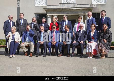 (Première rangée de gauche à droite) Ministre de la protection sociale Heather Humphreys, Ministre du logement Darragh O'Brien, Ministre des Finances Michael McGrath, Ministre des Transports Eamon Ryan, Taoiseach Leo Varadkar, Ministre de la Santé Stephen Donnelly, Ministre d'État au Ministère de la Santé Hildegarde Naughton, Ministre des médias Catherine Martin, (dernière rangée à gauche) Secrétaire général département du Taoiseach John Callinan, ministre de l'Agriculture Charlie McConalogue, ministre de l'enfance, de l'égalité, du handicap, de l'intégration et de la Jeunesse Roderic O'Gorman, ministre des dépenses publiques Paschal Donohoe, ministre de la Justice Helen Mc Banque D'Images