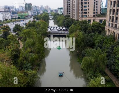 201021 -- HANGZHOU, le 21 octobre 2020 -- une photo aérienne prise le 21 octobre 2020 montre une patrouille sans pilote et une machine de collecte de déchets qui fonctionne dans une rivière à Hangzhou, dans la province du Zhejiang de l'est de la Chine. Une série de mesures de haute technologie ont été appliquées pour améliorer l'écosystème fluvial à Hangzhou, y compris des patrouilles de bateaux sans pilote, un système de nettoyage automatique des déchets des cours d'eau, un système de surveillance IA par intelligence artificielle, etc CHINE-HANGZHOU-RIVER ECOSYSTEM-MANAGEMENT CN XUXYU PUBLICATIONXNOTXINXCHN Banque D'Images