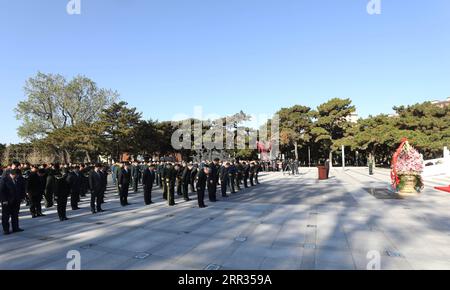 201023 -- SHENYANG, le 23 octobre 2020 -- des gens de tous horizons rendent hommage aux martyrs du CPV des volontaires du peuple chinois dans la guerre pour résister à l agression américaine et aider la Corée au cimetière des martyrs du CPV à Shenyang, dans la province du Liaoning, au nord-est de la Chine, le 23 octobre 2020. CHINE-LIAONING-CPV-COMMÉMORATION CN YangxQing PUBLICATIONxNOTxINxCHN Banque D'Images