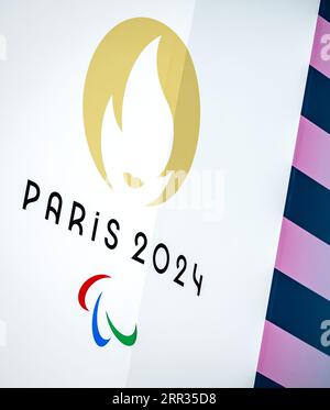 MONTIGNY-LE-BRETONNEUX - logo des Jeux Paralympiques 2024 Paris au Vélodrome de Saint-Quentin-en-Yvelines (Vélodrome National) lors de la tournée des journalistes à la veille des Jeux Olympiques de 2024 à Paris. ANP REMKO DE WAAL Banque D'Images