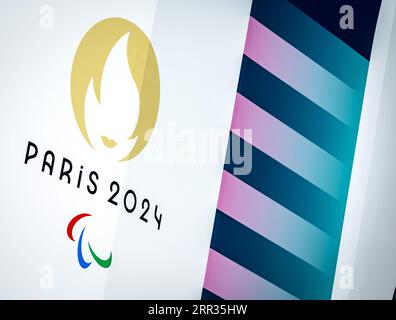 MONTIGNY-LE-BRETONNEUX - logo des Jeux Paralympiques de Paris 2024 sur le Vélodrome de Saint-Quentin-en-Yvelines (Vélodrome National) lors de la tournée des journalistes en vue des Jeux Olympiques de Paris 2024. ANP REMKO DE WAAL Banque D'Images