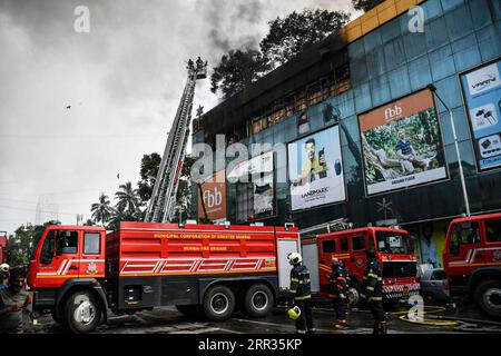 201023 -- MUMBAI, le 23 octobre 2020 -- les pompiers travaillent sur les lieux d'un incendie dans un centre commercial de Mumbai, en Inde, le 23 octobre 2020. Un grand incendie dans un centre commercial du sud de Mumbai a été maîtrisé vendredi matin, presque 14 heures après son déclenchement, selon un responsable du bureau de gestion des catastrophes de la ville. Str/ INDIA-MUMBAI-FIRE Xinhua PUBLICATIONxNOTxINxCHN Banque D'Images