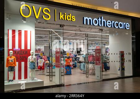 Magasin de vêtements pour enfants de la marque italienne OVS Kids et de la marque anglaise Mothercare. Minsk, Biélorussie, 6 septembre 2023 Banque D'Images