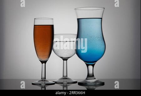 Une nature morte de trois verres remplis de liquide de couleur différente Banque D'Images