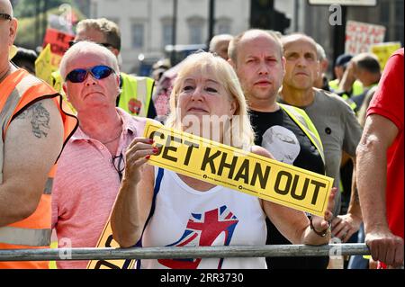 Londres, Royaume-Uni. Les manifestants se sont rassemblés devant les chambres du Parlement pour manifester contre l'extension de la zone à ultra-faibles émissions (ULEZ) aux arrondissements de Londres le 29 août 2023. Crédit : michael melia/Alamy Live News Banque D'Images