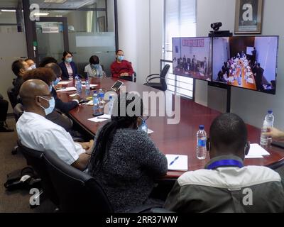 201026 -- BERLIN, le 26 octobre 2020 -- des membres de l'équipe spéciale de la Namibie chargée de la pandémie de COVID-19 assistent à une vidéoconférence avec des experts médicaux chinois à Windhoek, Namibie, le 14 avril 2020. POUR ALLER AVEC LES GROS TITRES DU 26 OCTOBRE 2020. Photo de /Xinhua ALLEMAGNE-BERLIN-SOMMET MONDIAL DE LA SANTÉ-COVID-19-COOPÉRATION MONDIALE MusaxCxKaseke PUBLICATIONxNOTxINxCHN Banque D'Images