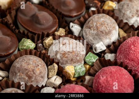 Chocolat à la truffe. Divers pralines au chocolat en vrac. gros plan Banque D'Images