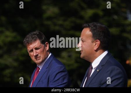 (De gauche à droite) le ministre des Transports Eamon Ryan, Taoiseach Leo Varadkar s'adressant aux médias après une réunion du cabinet à Avondale House, comté de Wicklow. Date de la photo : mercredi 6 septembre 2023. Banque D'Images