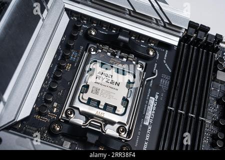 Processeur AMD Ryzen 9 7950X3D avant d'être installé sur la carte mère. Banque D'Images