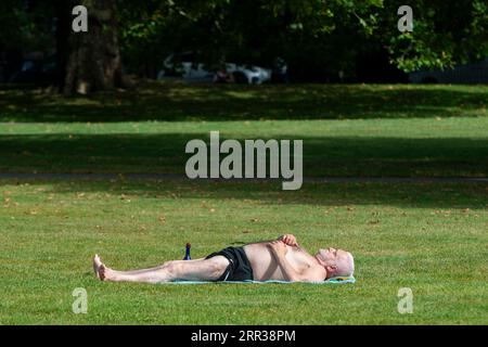 Londres, Royaume-Uni. 6 septembre 2023. Météo britannique – Un homme prenant un bain de soleil un matin brumeux à Primrose Hill. L'Agence de sécurité sanitaire du Royaume-Uni a émis une alerte orange indiquant que les personnes de tous âges pourraient être affectées par la canicule actuelle car le met Office prévoit des températures élevées dépassant 30C pour la semaine. Crédit : Stephen Chung / Alamy Live News Banque D'Images