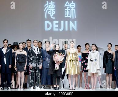 201027 -- BEIJING, 27 octobre 2020 -- le designer Zhou Li de Dejin, avant C et mannequins, rend hommage au public lors de la China Fashion week à Beijing, capitale de la Chine, le 26 octobre 2020. CHINE-PÉKIN-DÉFILÉ CN ChenxJianli PUBLICATIONxNOTxINxCHN Banque D'Images