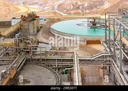 L'installation de traitement de l'eau d'une mine de cuivre et d'une usine de traitement. Banque D'Images