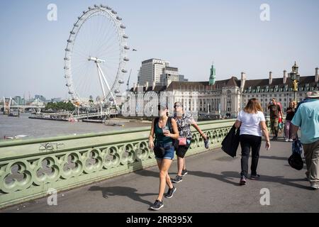 Londres, Royaume-Uni. 6 septembre 2023. Météo au Royaume-Uni – les touristes traversent le pont de Westminster. L'Agence de sécurité sanitaire du Royaume-Uni a émis une alerte orange indiquant que les personnes de tous âges pourraient être affectées par la canicule actuelle car le met Office prévoit des températures élevées dépassant 30C pour la semaine. Crédit : Stephen Chung / Alamy Live News Banque D'Images