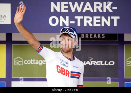 Ethan Vernon, de l'équipe de Grande-Bretagne, célèbre sur le podium après avoir terminé la quatrième étape en tant que meilleur pilote britannique du Tour de Grande-Bretagne 2023, de Sherwood Forest à Newark-on-Trent. Date de la photo : mercredi 6 septembre 2023. Banque D'Images