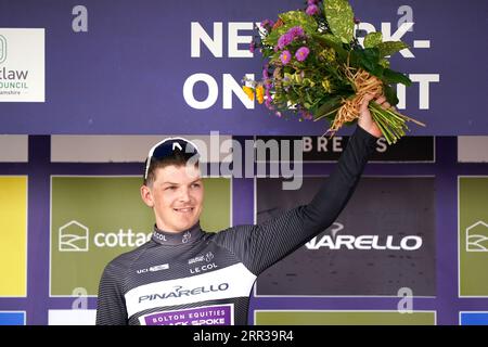 James Fouche de Team Bolton Equities Black Spoke célèbre sur le podium après avoir remporté le maillot du Roi de la montagne lors de la quatrième étape du Tour d'Angleterre 2023, de Sherwood Forest à Newark-on-Trent. Date de la photo : mercredi 6 septembre 2023. Banque D'Images