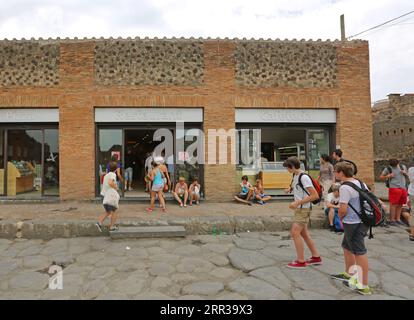 Pompéi, Italie - 25 juin 2014 : touristes affamés au restaurant Autogrill Fast Food dans les ruines romaines antiques de Pompéi. Banque D'Images