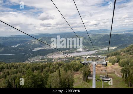 Gros plan d'une cabine de télésiège sur le fond des montagnes Banque D'Images