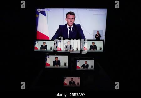 201028 -- PARIS, le 28 octobre 2020 -- les écrans montrent le président français Emmanuel Macron prononcer un discours télévisé à Paris, en France, le 28 octobre 2020. La France entrera en confinement national à partir de vendredi pour endiguer la deuxième vague de l’épidémie de coronavirus, a annoncé mercredi soir le président Emmanuel Macron. FRANCE-PARIS-PRESIDENT-CONFINEMENT NATIONAL GaoxJing PUBLICATIONxNOTxINxCHN Banque D'Images