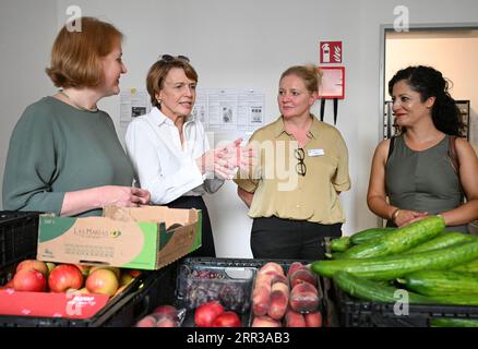 Berlin, Allemagne. 06 septembre 2023. Lisa Paus (de gauche à droite, Bündnis 90/Die Grünen), ministre fédérale de la famille, des personnes âgées, des femmes et de la jeunesse, Elke Büdenbender, épouse du président allemand Steinmeier, et le sénateur social de Berlin, Cansel Kiziltepe (SPD, r), s'entretiennent avec Andrea (2e à partir de la droite), une employée de l'association de district Berlin-Mitte e.V. (AWO), lors de l'ouverture du huitième refuge pour femmes de Berlin dans l'une des cuisines du refuge. L’AWO offre des services sociaux aux enfants, aux jeunes, aux femmes, aux personnes handicapées, aux réfugiés et aux personnes âgées. Crédit : Soeren Stache/dpa/Alamy Live News Banque D'Images