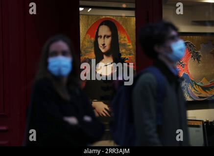 201029 -- PARIS, 29 octobre 2020 -- les gens passent devant une galerie au Montmartre, Paris, France, 28 octobre 2020. La France entrera en confinement national à partir de vendredi pour endiguer la deuxième vague de l’épidémie de coronavirus, a annoncé mercredi soir le président Emmanuel Macron. La France a enregistré mercredi 36 437 nouvelles infections à COVID-19, 3 020 de plus que le nombre enregistré au cours des 24 heures précédentes. Le nombre cumulé de cas de coronavirus a grimpé à 1 235 132, dont 35 785 décès, en hausse de 244 en une journée, ont montré les chiffres publiés par l’Agence de la santé publique. FRANCE-PARIS-LOCKDOWN GAOXJING PUB Banque D'Images