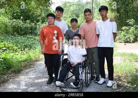 201029 -- HEFEI, 29 octobre 2020 -- des camarades de classe du collège Guangde visitent Cheng Dongdong pendant les vacances d'été dans la province d'Anhui de l'est de la Chine, le 26 août 2020. Né dans la ville de Qiucun de Guangde City en 2001, Cheng Dongdong a été diagnostiqué avec la sclérose latérale amyotrophique SLA en 2008. De l'école primaire au lycée, Cheng avait reçu de l'aide de ses camarades de classe. En septembre 2020, Cheng a commencé sa vie universitaire et a obtenu le soutien de ses nouveaux camarades de classe comme avant. CHINE-ANHUI-UNIVERSITÉ ÉTUDIANT-ALS-SOUTIEN DE CAMARADES DE CLASSE CN ZHANGXDUAN PUBLICATIONXNOTXINXCHN Banque D'Images