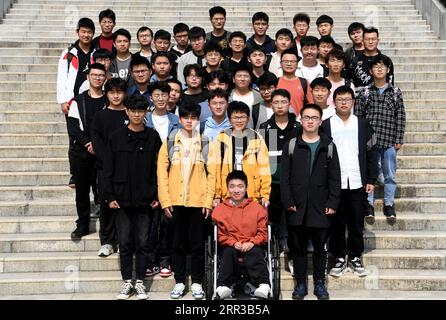 201029 -- HEFEI, 29 octobre 2020 -- des camarades de classe qui font partie du groupe d'aide posent pour une photo avec Cheng Dongdong à l'Université Chaohu à Chaohu, province de l'Anhui dans l'est de la Chine, le 19 octobre 2020. Né dans la ville de Qiucun de Guangde City en 2001, Cheng Dongdong a été diagnostiqué avec la sclérose latérale amyotrophique SLA en 2008. De l'école primaire au lycée, Cheng avait reçu de l'aide de ses camarades de classe. En septembre 2020, Cheng a commencé sa vie universitaire et a obtenu le soutien de ses nouveaux camarades de classe comme avant. CHINE-ANHUI-UNIVERSITÉ ÉTUDIANT-ALS-SOUTIEN DE CAMARADES DE CLASSE CN ZHANGXDUAN PUBLICATIONXNOTXINXCHN Banque D'Images