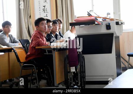 201029 -- HEFEI, le 29 octobre 2020 -- Cheng Dongdong suit un cours à l'Université Chaohu à Chaohu, dans la province de l'Anhui, dans l'est de la Chine, le 19 octobre 2020. Né dans la ville de Qiucun de Guangde City en 2001, Cheng Dongdong a été diagnostiqué avec la sclérose latérale amyotrophique SLA en 2008. De l'école primaire au lycée, Cheng avait reçu de l'aide de ses camarades de classe. En septembre 2020, Cheng a commencé sa vie universitaire et a obtenu le soutien de ses nouveaux camarades de classe comme avant. CHINE-ANHUI-UNIVERSITÉ ÉTUDIANT-ALS-SOUTIEN DE CAMARADES DE CLASSE CN ZHANGXDUAN PUBLICATIONXNOTXINXCHN Banque D'Images