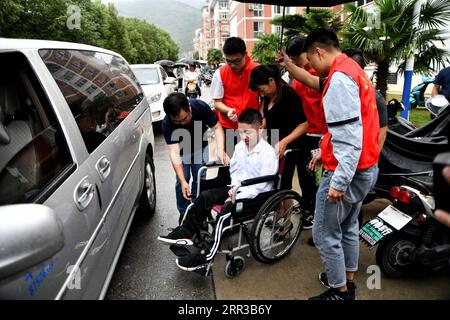 201029 -- HEFEI, 29 octobre 2020 -- des volontaires aident Cheng Dongdong à se rendre au dortoir de l'Université Chaohu à Chaohu, province de l'Anhui dans l'est de la Chine, le 17 septembre 2020. Né dans la ville de Qiucun de Guangde City en 2001, Cheng Dongdong a été diagnostiqué avec la sclérose latérale amyotrophique SLA en 2008. De l'école primaire au lycée, Cheng avait reçu de l'aide de ses camarades de classe. En septembre 2020, Cheng a commencé sa vie universitaire et a obtenu le soutien de ses nouveaux camarades de classe comme avant. CHINE-ANHUI-UNIVERSITÉ ÉTUDIANT-ALS-SOUTIEN DE CAMARADES DE CLASSE CN LIUXJUNXI PUBLICATIONXNOTXINXCHN Banque D'Images