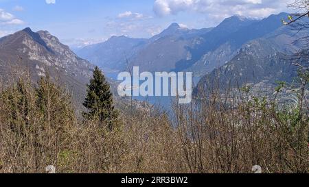 Vue aérienne du lac Idro près de Garda en Italie. Beau paysage d'été avec lac entre les montagnes dans l'Italie rurale. Banque D'Images