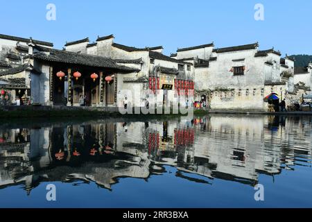 201030 -- YIXIAN, 30 octobre 2020 -- une photo prise le 22 octobre 2020 montre une vue du village de Hongcun dans le comté de Yixian, dans la province de l'Anhui dans l'est de la Chine. Avec une histoire de plus de 800 ans, le village de Hongcun conserve de nombreux anciens bâtiments de style hui des dynasties Ming et Qing. Le village a été inscrit au patrimoine mondial de l'UNESCO en 2000 avec Xidi, un autre village traditionnel également situé dans le comté de Yixian de la province d'Anhui. AmazingAnhuiCHINA-ANHUI-ANCIEN VILLAGE-HONGCUNCN HanxXiaoyu PUBLICATIONxNOTxINxCHN Banque D'Images