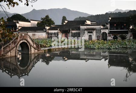 201030 -- YIXIAN, 30 octobre 2020 -- la photo prise le 23 octobre 2020 montre une vue matinale du village de Hongcun dans le comté de Yixian, dans la province de l'Anhui dans l'est de la Chine. Avec une histoire de plus de 800 ans, le village de Hongcun conserve de nombreux anciens bâtiments de style hui des dynasties Ming et Qing. Le village a été inscrit au patrimoine mondial de l'UNESCO en 2000 avec Xidi, un autre village traditionnel également situé dans le comté de Yixian de la province d'Anhui. AmazingAnhuiCHINA-ANHUI-ANCIEN VILLAGE-HONGCUNCN ZhouxMu PUBLICATIONxNOTxINxCHN Banque D'Images