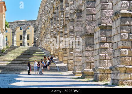 Ségovie, Espagne - 28 juin 2021 : les touristes ont visité l'aqueduc romain et la place Azoguejo de l'ancienne ville espagnole de Ségovie. Castille et Léon Banque D'Images