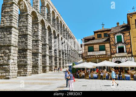 Ségovie, Espagne - 28 juin 2021 : aqueduc romain et place Azoguejo de l'ancienne ville espagnole européenne de Ségovie. Castille et Léon Banque D'Images