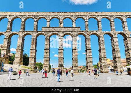 Ségovie, Espagne - 28 juin 2021 : aqueduc romain et place Azoguejo de l'ancienne ville espagnole européenne de Ségovie. Castille et Léon Banque D'Images