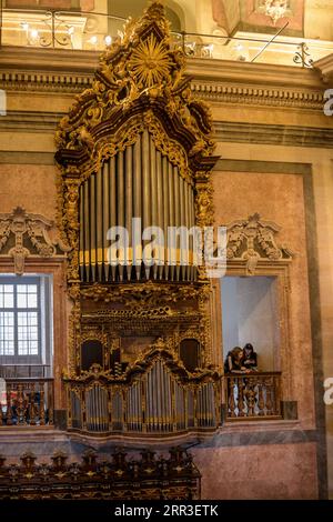 Porto, Portugal, église et tour Clerigos. Orgue à tuyau médiéval dans l'architecture intérieure du célèbre temple d'attraction touristique. Deux personnes le sont Banque D'Images