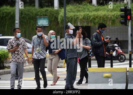 201102 -- JAKARTA, le 2 novembre 2020 -- des personnes portant des masques marchent dans une rue à Jakarta, Indonésie, le 2 novembre 2020. INDONÉSIE-JAKARTA-COVID-19 Zulkarnain PUBLICATIONxNOTxINxCHN Banque D'Images