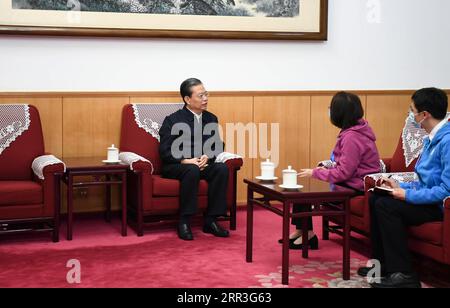 201102 -- BEIJING, le 2 novembre 2020 -- Zhao Leji répond aux enquêtes de recensement tout en participant au septième recensement de la population de la Chine dans le complexe de direction de Zhongnanhai à Beijing, capitale de la Chine, le 2 novembre 2020. La Chine a commencé dimanche son septième dénombrement national de la population. CHINE-BEIJING-ZHAO LEJI-SEPTIÈME RECENSEMENT DE LA POPULATION CN XIEXHUANCHI PUBLICATIONXNOTXINXCHN Banque D'Images