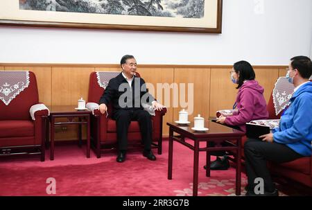 201102 -- BEIJING, le 2 novembre 2020 -- Wang Yang répond aux enquêtes de recensement tout en participant au septième recensement de la population de la Chine dans le complexe de direction de Zhongnanhai à Beijing, capitale de la Chine, le 2 novembre 2020. La Chine a commencé dimanche son septième dénombrement national de la population. CHINE-BEIJING-WANG YANG-SEPTIÈME RECENSEMENT DE LA POPULATION CN XIEXHUANCHI PUBLICATIONXNOTXINXCHN Banque D'Images