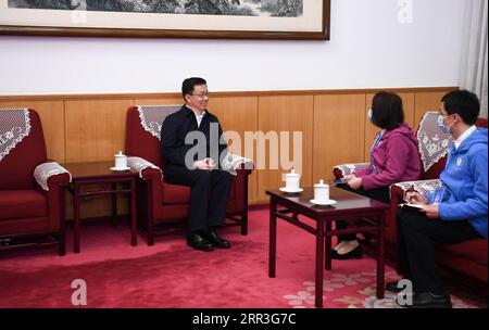 201102 -- BEIJING, le 2 novembre 2020 -- Han Zheng répond aux enquêtes de recensement tout en participant au septième recensement de la population de la Chine dans le complexe de direction de Zhongnanhai à Beijing, capitale de la Chine, le 2 novembre 2020. La Chine a commencé dimanche son septième dénombrement national de la population. CHINE-BEIJING-HAN ZHENG-SEPTIÈME RECENSEMENT DE LA POPULATION CN XIEXHUANCHI PUBLICATIONXNOTXINXCHN Banque D'Images