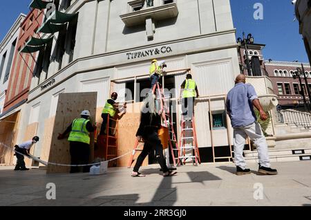 201103 -- LOS ANGELES, le 3 novembre 2020 -- les fenêtres et les portes sont bouchées en prévision d'une éventuelle manifestation ou d'un pillage lié aux élections à Beverly Hills, comté de Los Angeles, États-Unis, le 2 novembre 2020. Le vote du jour des élections a débuté aux États-Unis tôt mardi matin avec les premiers bulletins de vote dans l'État du New Hampshire, au nord-est du pays. PRÉPARATION DE L'ÉLECTION PRÉSIDENTIELLE américaine Xinhua PUBLICATIONxNOTxINxCHN Banque D'Images