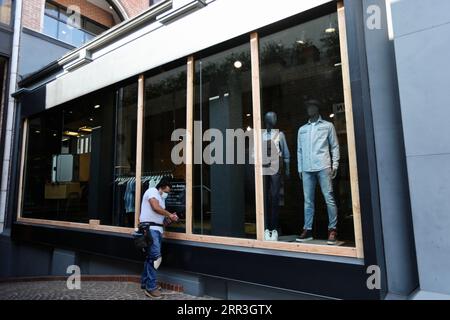 201103 -- LOS ANGELES, le 3 novembre 2020 -- les fenêtres d'un magasin sont mises en place en vue d'une éventuelle manifestation ou d'un pillage lié aux élections à Beverly Hills, comté de Los Angeles, États-Unis, le 2 novembre 2020. Le vote du jour des élections a débuté aux États-Unis tôt mardi matin avec les premiers bulletins de vote dans l'État du New Hampshire, au nord-est du pays. ÉLECTION PRÉSIDENTIELLE américaine xinhua PUBLICATIONxNOTxINxCHN Banque D'Images